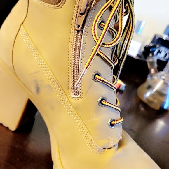 Heel boots - Picture 2 of 2